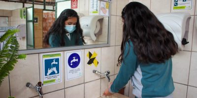Instalamos nuevos filtros de agua en los baños de nuestro colegio